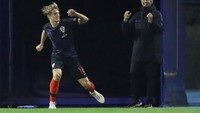 Peluit panjang wasit berbunyi, Kroasia berhak atas kemenangan tipis 3-2 atas Spanyol. REUTERS/Marko Djurica.