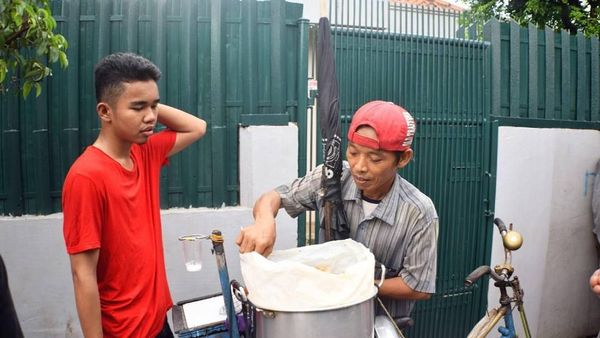 Selebgram Rijal Mulyana yang Kerap Pamer Aksi Kocak Saat Kulineran