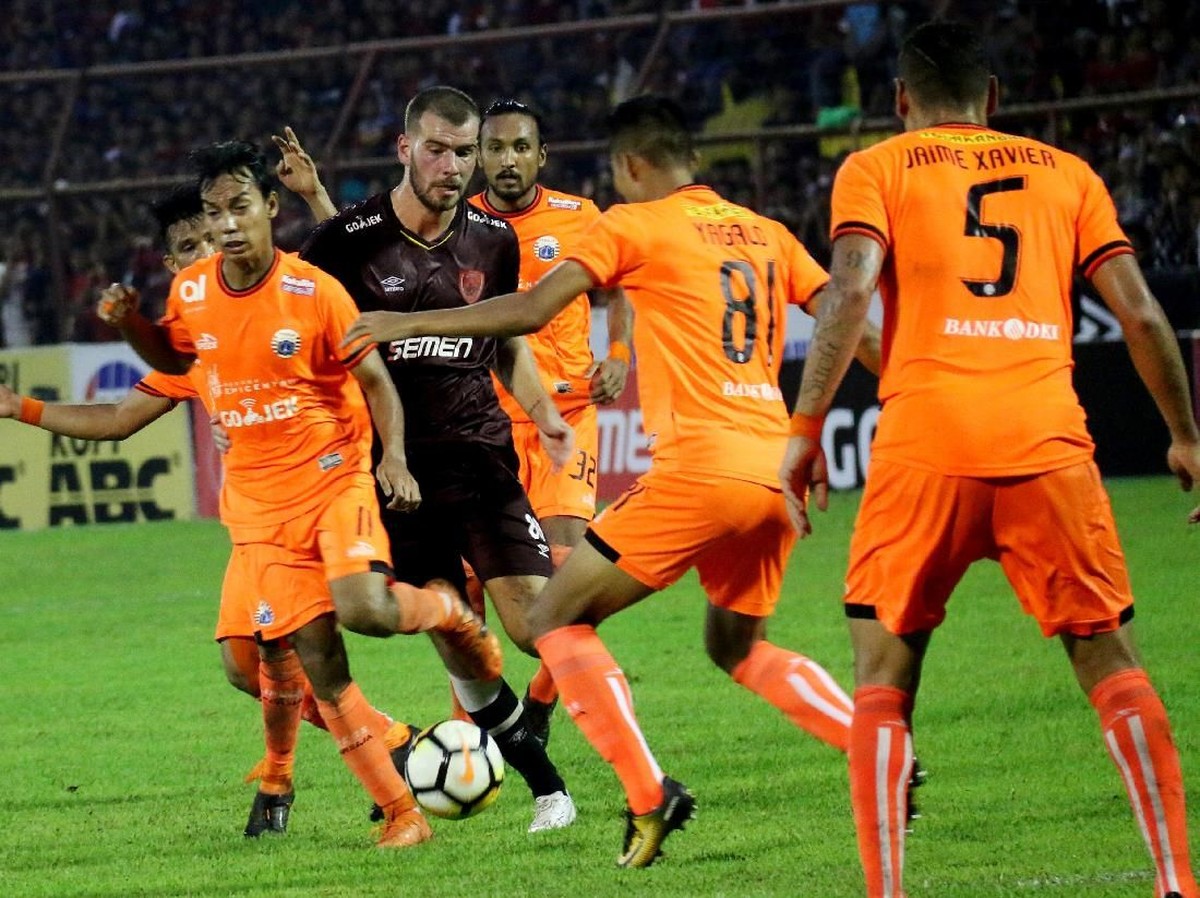Persija Jakarta saat berhadapan dengan PSM Makassar di musim lalu. (Foto: Abriawan Abhe/Antara)