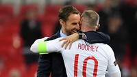 Gareth Southgate juga ikut memeluk Rooney di laga terakhir bersama tim nasional. (Foto: Toby Melville/Reuters)