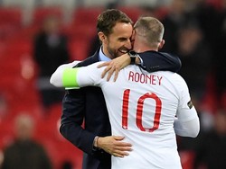 Gareth Southgate juga ikut memeluk Rooney di laga terakhir bersama tim nasional. (Foto: Toby Melville/Reuters)