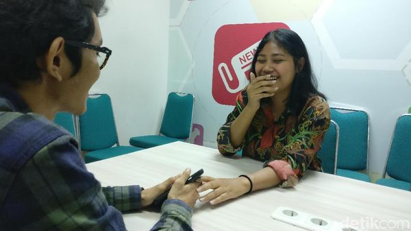 7 Bahasa Tubuh Tanda Seseorang Tertarik Sama Kamu