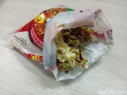 Siapa yang Pernah Ngemil Mie Kayak Gini? Anak 90an Pasti Tahu!