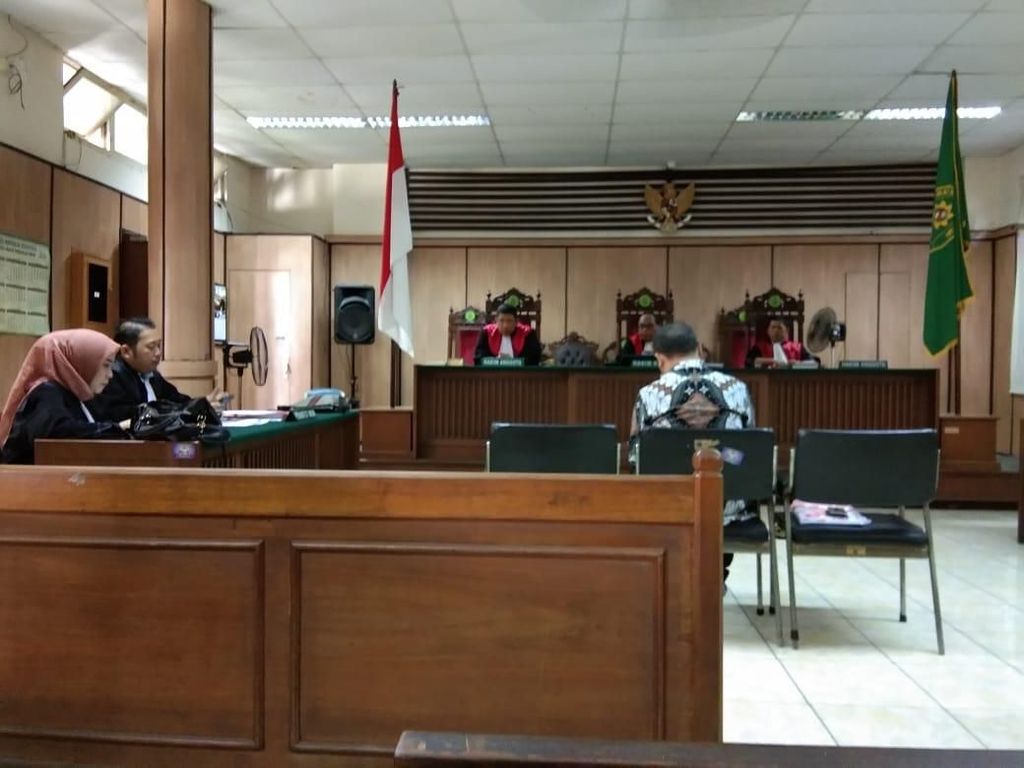 Bagi-bagi Minyak Goreng, Caleg Perindo Dituntut Setahun Penjara Bagi-bagi Minyak Goreng, Caleg Perindo Dituntut Setahun Penjara