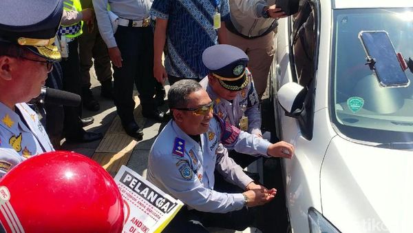 Parkir Sembarangan, 3 Mobil Ini Jadi Sasaran Operasi Cabut Pentil