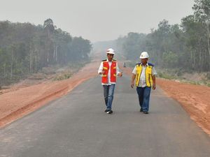 Jalan Kaki Jajal Trans Papua, Jokowi: Saya Ingin Lihat Langsung Jalan Kaki Jajal Trans Papua, Jokowi: Saya Ingin Lihat Langsung