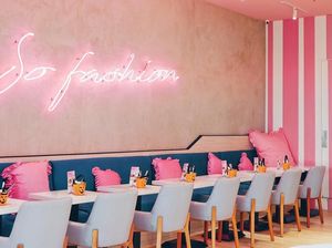 Ngopi Sore di Resto Kafe Kekinian Sambil Berfoto dengan Neon Hits