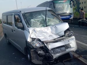 Tabrakan Bus Vs Mobil di Flyover Pesing, Jalan Daan Mogot Macet
