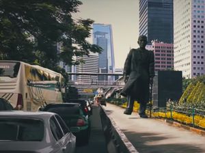 Viral Patung Jenderal Sudirman Hidup dan Halau Mobil yang Masuk Busway