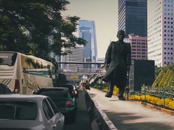 Viral Patung Jenderal Sudirman Hidup dan Halau Mobil yang Masuk Busway