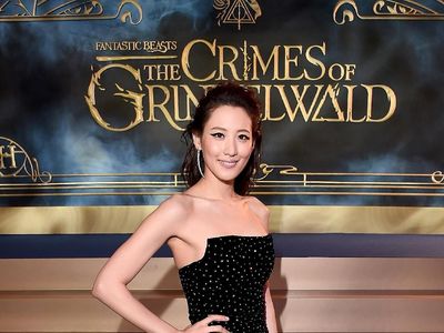 Gaya Claudia Kim Nagini yang Memikat di Premier Fantastic Beasts 2