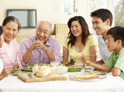 4 Kebiasaan Buruk Orang Tua yang Mengakibatkan Anak Obesitas