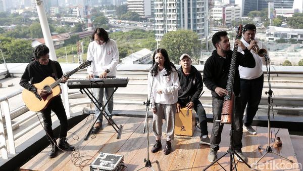 Nyantai Bareng Payung Teduh di Rooftop detikcom