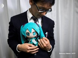 Pria Jepang Ini Nikahi Boneka Karakter Animenya!