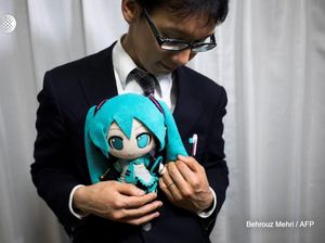 Pria Jepang Ini Nikahi Boneka Karakter Animenya! Pria Jepang Ini Nikahi Boneka Karakter Animenya!