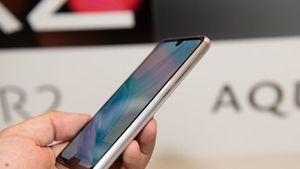 Sharp Aquos R2 Compact, Ponsel Pertama Punya Poni & Jenggot