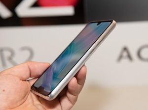 Sharp Aquos R2 Compact, Ponsel Pertama Punya Poni & Jenggot