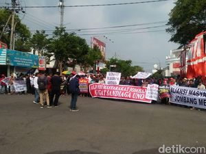 Massa di Jombang Demo, Protes Sandiaga Soal Langkahi Makam Massa di Jombang Demo, Protes Sandiaga Soal Langkahi Makam