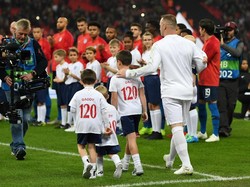Total Rooney sudah bermain sebanyak 120 kali untuk Inggris dan 53 gol dia lesakkan. Rooney datang bersama anak dan istri di laga ini. (Foto: Shaun Botterill/Getty Images)