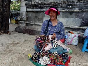 Suka Duka Pedagang Gelang di Pantai Kuta
