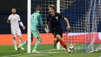 Gol kemenangan Kroasia datang di akhir injury time. Celah di kotak penalti dimanfaatkan Brekalo untuk melakukan tembakan yang memaksa De Gea melakukan penyelamatan apik, namun bola rebound berada di jalur Jedvaj yang mencecar bola untuk diceploskan ke gawang. REUTERS/Antonio Bronic.