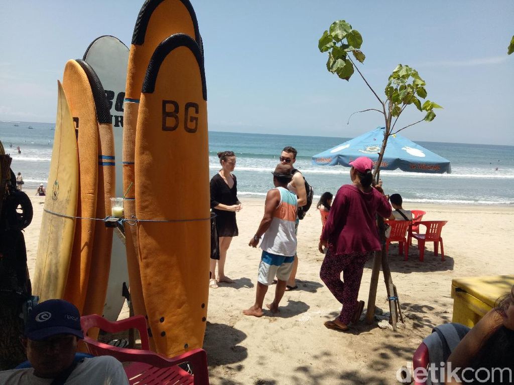 Sisi Lain Pantai Kuta: Kisah Pencari Rezeki yang Turis Jarang Tahu Sisi Lain Pantai Kuta: Kisah Pencari Rezeki yang Turis Jarang Tahu