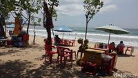Potret Pedagang di Pantai Legendaris Bali, Kuta
