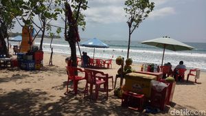 Potret Pedagang di Pantai Legendaris Bali, Kuta