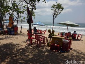 Potret Pedagang di Pantai Legendaris Bali, Kuta