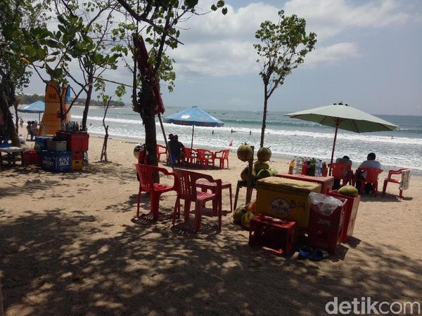 Potret Pedagang di Pantai Legendaris Bali, Kuta