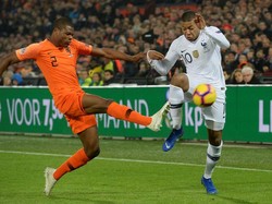 Kylian Mbappe dikawal ketat Denzel Dumfries. REUTERS/Toussaint Kluiters.