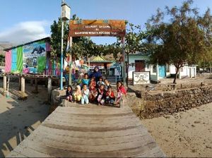 Indahnya Senyum Anak-anak di Pulau Komodo Indahnya Senyum Anak-anak di Pulau Komodo
