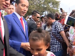 Saat Jokowi Bagi-bagi Buku dan Sapa Warga Merauke