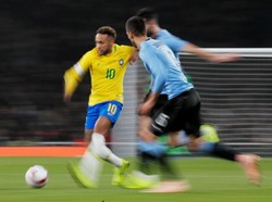 Neymar menggiring bola. REUTERS/David Klein.