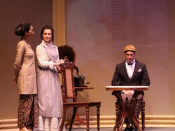 Mempertanyakan Keadilan di Panggung Bunga Penutup Abad