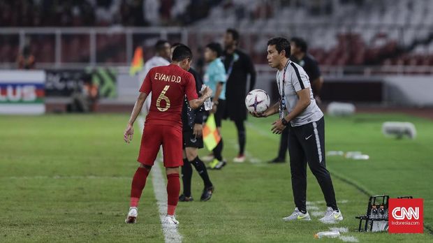 Bima Sakti jadi sasaran kemarahan sebagian besar suporter sepak bola Indonesia.