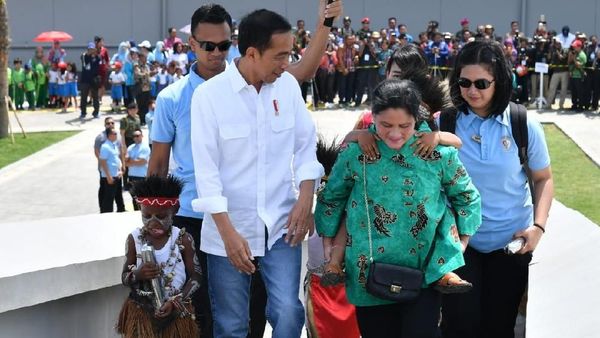 Melihat Lagi Momen Iriana Gendong Bocah Papua Naiki Anak Tangga