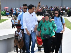 Ramai Iriana Gendong Bocah Papua Naiki 150 Anak Tangga, Ini Faktanya