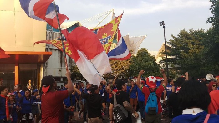 Kehangatan Suporter Indonesia dan Thailand di Stadion Rajamangala