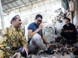 Sandiaga Kunjungi Kerajinan Tanduk di Secang Magelang