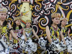 Mengenal Aneka Keunikan Suku Dayak