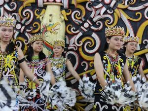 Mengenal Aneka Keunikan Suku Dayak Mengenal Aneka Keunikan Suku Dayak