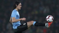 Edinson Cavani mengontrol bola. Reuters/Peter Cziborra.