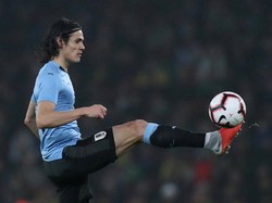 Edinson Cavani mengontrol bola. Reuters/Peter Cziborra.