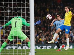Sebuah peluang dari Edinson Cavani yang gagal berbuah gol. Reuters/Peter Cziborra.