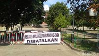 Foto:  Spanduk Diskusi Khilafah Dibatalkan Terpasang di Az-zikra