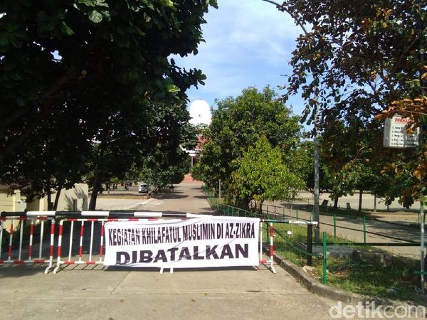 Foto:  Spanduk Diskusi Khilafah Dibatalkan Terpasang di Az-zikra