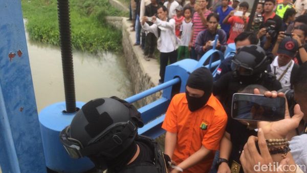 Penampakan Haris Pembunuh Satu Keluarga Cari Linggis di Kalimalang