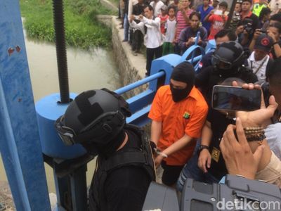 Penampakan Haris Pembunuh Satu Keluarga Cari Linggis di Kalimalang