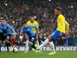 Neymar mencetak gol melalui titik penalti. Reuters/Peter Cziborra.
